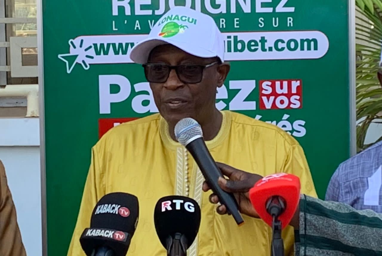 Soutien à l’éducation : la LONAGUI offre des manuels scolaires aux élèves de CP1 et CP2 des écoles publiques de Dixinn et Télimélé