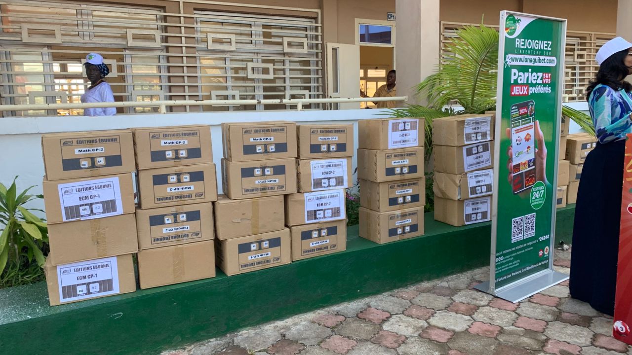 Soutien à l’éducation : la LONAGUI offre des manuels scolaires aux élèves de CP1 et CP2 des écoles publiques de Dixinn et Télimélé
