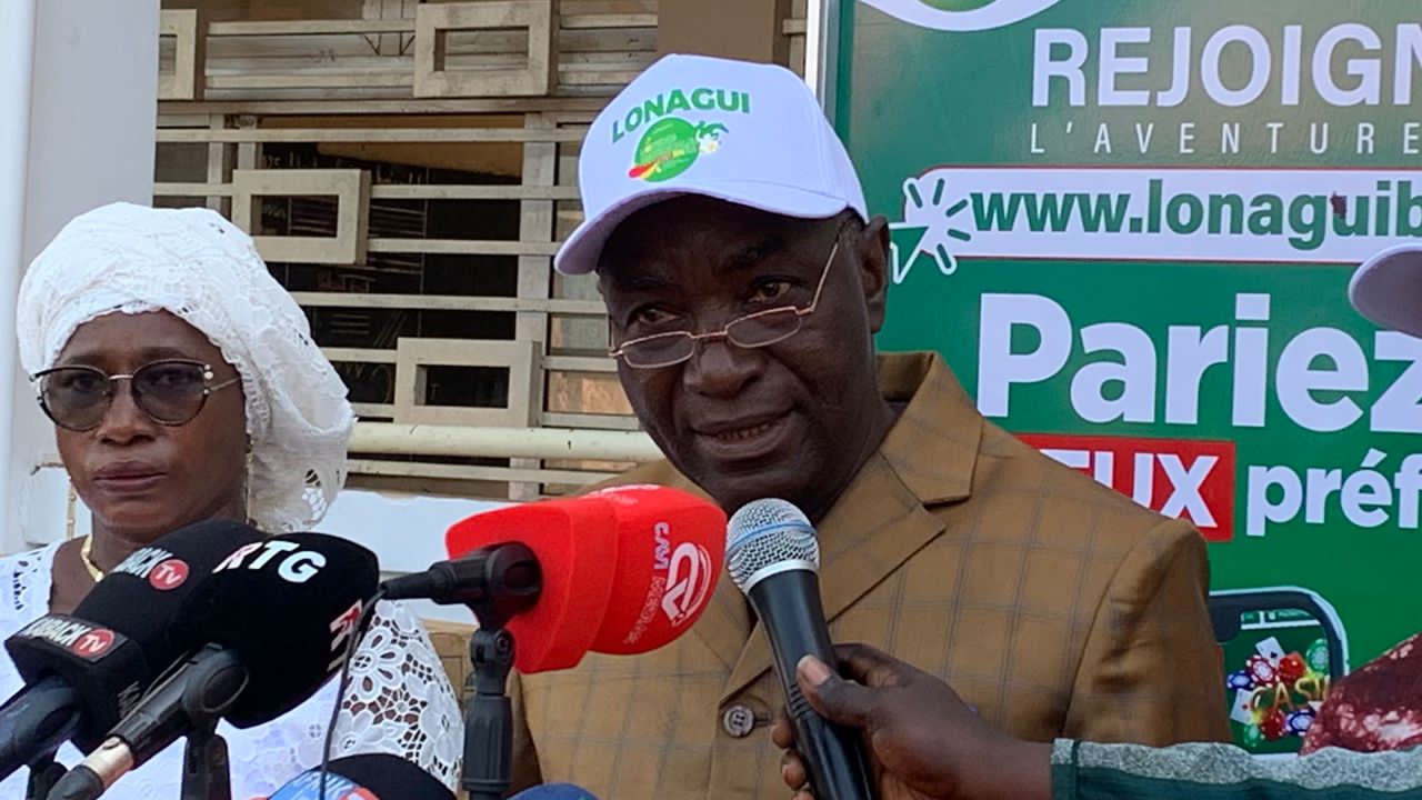 Soutien à l’éducation : la LONAGUI offre des manuels scolaires aux élèves de CP1 et CP2 des écoles publiques de Dixinn et Télimélé