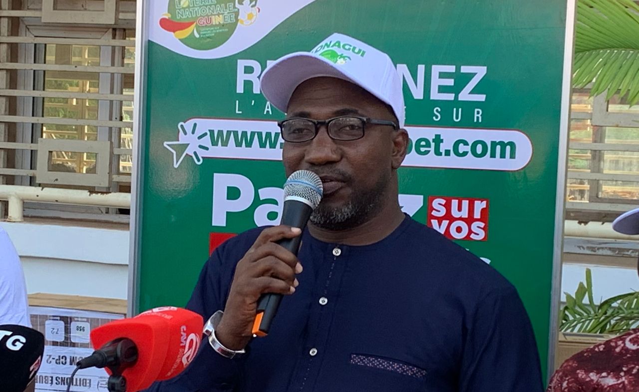 Soutien à l’éducation : la LONAGUI offre des manuels scolaires aux élèves de CP1 et CP2 des écoles publiques de Dixinn et Télimélé