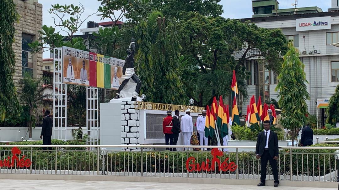 Célébration du 67e anniversaire de l’indépendance de la Guinée : le Chef de l’État Général Mamadi Doumbouya dépose une gerbe de fleurs à la Place des Martyrs