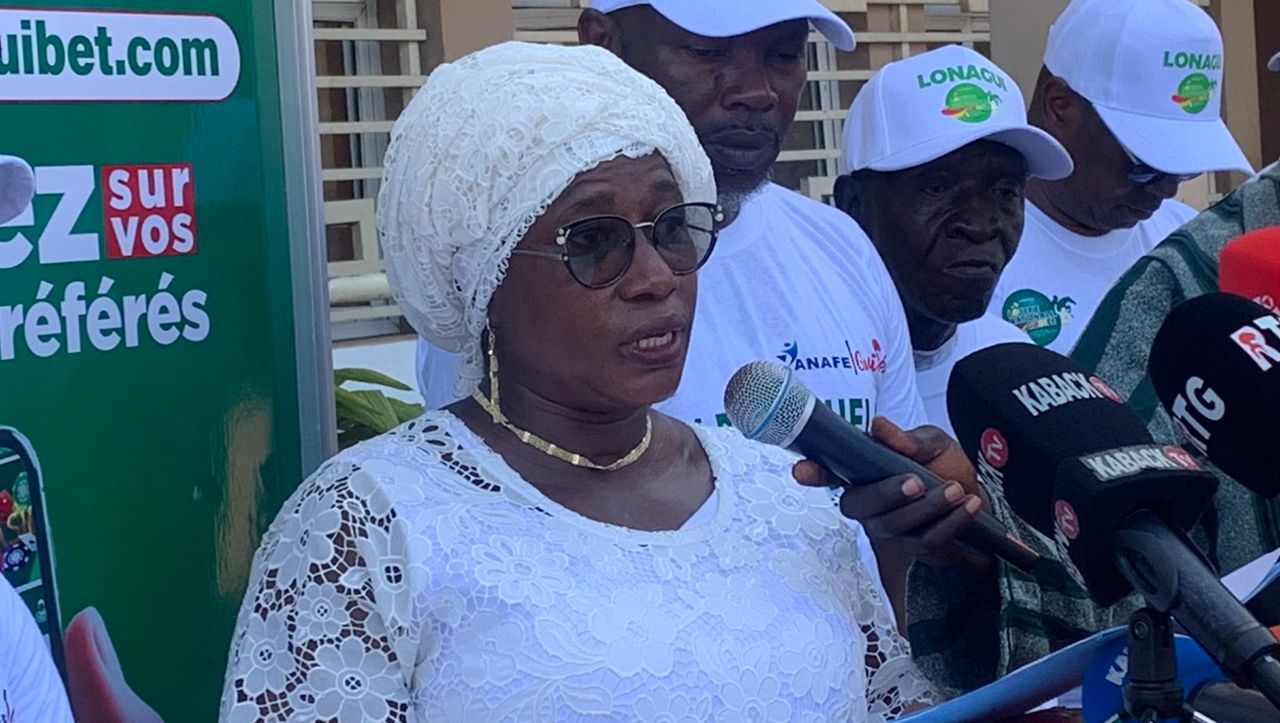 Soutien à l’éducation : la LONAGUI offre des manuels scolaires aux élèves de CP1 et CP2 des écoles publiques de Dixinn et Télimélé