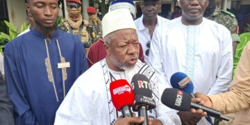 Ratoma: deux mouvements et leur parrain Kabinè Daiwara chez l’Ambassadeur de la Paix, Djeriba Diaby sur fons de soutien à Mamadi Doumbouya