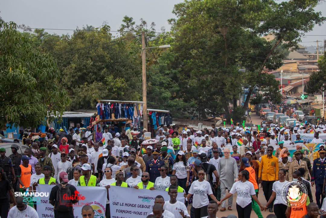 Saison touristique 2025 : N’Zérékoré devient la capitale culturelle et touristique de la Guinée forestière

La ville de N’Zérékoré accueille, du 21 au 23 novembre 2025, la quatrième édition de la saison touristique sous le thème : “Simandou, une mine d’opportunités pour un développement durable”. L’événement, organisé par le ministère du Tourisme et de l’Hôtellerie et l’Office National du Tourisme (ONT), vise à mettre en lumière le potentiel culturel, économique et naturel de la région forestière.

En procédant au lancement officiel des activités, le secrétaire général du ministère du Tourisme et de l’Hôtellerie, Souleymane Douno Keïta, a salué la mobilisation exceptionnelle des autorités locales et des populations de N’Zérékoré.

« Nous sommes très heureux d’être à N’Zérékoré pour cette quatrième édition de la saison touristique. L’accueil chaleureux, la qualité des prestations et l’engagement des acteurs locaux montrent que l’ONT ne s’est pas trompé en choisissant cette ville. N’Zérékoré incarne la diversité culturelle et touristique que nous voulons promouvoir pour renforcer l’image de la Guinée. »

Le responsable a rappelé que le secteur touristique bénéficie déjà d’un regain d’intérêt notable, soutenu par les transformations en cours dans le pays, notamment autour du mégaprojet Simandou. Selon lui, cette dynamique crée des retombées qui dépassent largement le secteur minier.

« Depuis trois ans, la fréquentation de la Guinée a presque triplé et il est clair qu’avec l’entrée en exploitation du projet Simandou, ce mouvement va s’amplifier. Les visiteurs viennent travailler mais cherchent aussi à découvrir la nature, la culture et les réalités locales. Nous devons créer les conditions pour faire de la Guinée une destination durable et attractive pour tous. »

Durant ces trois jours d’activités, N’Zérékoré devient la vitrine du potentiel touristique de la Guinée forestière. Expositions, animations culturelles, circuits de découverte et rencontres professionnelles rythmeront cette édition, marquée par la présence de nombreux acteurs du secteur.

Souleymane Douno Keïta a réaffirmé l’engagement du ministère à soutenir la promotion touristique de la région et à renforcer la visibilité de N’Zérékoré comme destination nationale et internationale.

« Pendant trois jours, N’Zérékoré sera la capitale de la culture et de la promotion des sites touristiques de la Guinée forestière. Le ministère du Tourisme et l’ONT ne ménageront aucun effort pour valoriser cette destination. Nous remercions les autorités, les sages et toutes les corporations pour l’accueil réservé à notre caravane, symbole d’une Guinée touristique en pleine renaissance. »

Avec un thème axé sur les retombées économiques et sociales du projet Simandou, cette édition met en avant une vision : faire du tourisme un secteur moteur du développement durable en Guinée. Le pari pour 2025 est clair : transformer l’essor économique en opportunités pour les jeunes, les entreprises locales et l’ensemble des communautés de la région forestière.