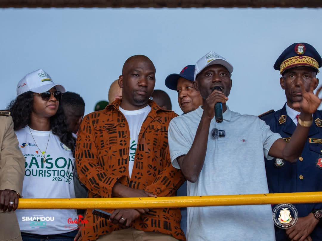 Saison touristique 2025 : N’Zérékoré devient la capitale culturelle et touristique de la Guinée forestière

La ville de N’Zérékoré accueille, du 21 au 23 novembre 2025, la quatrième édition de la saison touristique sous le thème : “Simandou, une mine d’opportunités pour un développement durable”. L’événement, organisé par le ministère du Tourisme et de l’Hôtellerie et l’Office National du Tourisme (ONT), vise à mettre en lumière le potentiel culturel, économique et naturel de la région forestière.

En procédant au lancement officiel des activités, le secrétaire général du ministère du Tourisme et de l’Hôtellerie, Souleymane Douno Keïta, a salué la mobilisation exceptionnelle des autorités locales et des populations de N’Zérékoré.

« Nous sommes très heureux d’être à N’Zérékoré pour cette quatrième édition de la saison touristique. L’accueil chaleureux, la qualité des prestations et l’engagement des acteurs locaux montrent que l’ONT ne s’est pas trompé en choisissant cette ville. N’Zérékoré incarne la diversité culturelle et touristique que nous voulons promouvoir pour renforcer l’image de la Guinée. »

Le responsable a rappelé que le secteur touristique bénéficie déjà d’un regain d’intérêt notable, soutenu par les transformations en cours dans le pays, notamment autour du mégaprojet Simandou. Selon lui, cette dynamique crée des retombées qui dépassent largement le secteur minier.

« Depuis trois ans, la fréquentation de la Guinée a presque triplé et il est clair qu’avec l’entrée en exploitation du projet Simandou, ce mouvement va s’amplifier. Les visiteurs viennent travailler mais cherchent aussi à découvrir la nature, la culture et les réalités locales. Nous devons créer les conditions pour faire de la Guinée une destination durable et attractive pour tous. »

Durant ces trois jours d’activités, N’Zérékoré devient la vitrine du potentiel touristique de la Guinée forestière. Expositions, animations culturelles, circuits de découverte et rencontres professionnelles rythmeront cette édition, marquée par la présence de nombreux acteurs du secteur.

Souleymane Douno Keïta a réaffirmé l’engagement du ministère à soutenir la promotion touristique de la région et à renforcer la visibilité de N’Zérékoré comme destination nationale et internationale.

« Pendant trois jours, N’Zérékoré sera la capitale de la culture et de la promotion des sites touristiques de la Guinée forestière. Le ministère du Tourisme et l’ONT ne ménageront aucun effort pour valoriser cette destination. Nous remercions les autorités, les sages et toutes les corporations pour l’accueil réservé à notre caravane, symbole d’une Guinée touristique en pleine renaissance. »

Avec un thème axé sur les retombées économiques et sociales du projet Simandou, cette édition met en avant une vision : faire du tourisme un secteur moteur du développement durable en Guinée. Le pari pour 2025 est clair : transformer l’essor économique en opportunités pour les jeunes, les entreprises locales et l’ensemble des communautés de la région forestière.