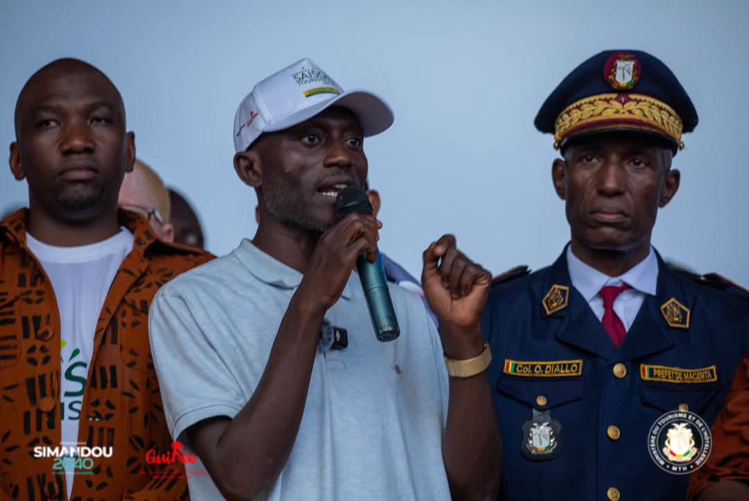 Saison touristique 2025 : N’Zérékoré devient la capitale culturelle et touristique de la Guinée forestière

La ville de N’Zérékoré accueille, du 21 au 23 novembre 2025, la quatrième édition de la saison touristique sous le thème : “Simandou, une mine d’opportunités pour un développement durable”. L’événement, organisé par le ministère du Tourisme et de l’Hôtellerie et l’Office National du Tourisme (ONT), vise à mettre en lumière le potentiel culturel, économique et naturel de la région forestière.

En procédant au lancement officiel des activités, le secrétaire général du ministère du Tourisme et de l’Hôtellerie, Souleymane Douno Keïta, a salué la mobilisation exceptionnelle des autorités locales et des populations de N’Zérékoré.

« Nous sommes très heureux d’être à N’Zérékoré pour cette quatrième édition de la saison touristique. L’accueil chaleureux, la qualité des prestations et l’engagement des acteurs locaux montrent que l’ONT ne s’est pas trompé en choisissant cette ville. N’Zérékoré incarne la diversité culturelle et touristique que nous voulons promouvoir pour renforcer l’image de la Guinée. »

Le responsable a rappelé que le secteur touristique bénéficie déjà d’un regain d’intérêt notable, soutenu par les transformations en cours dans le pays, notamment autour du mégaprojet Simandou. Selon lui, cette dynamique crée des retombées qui dépassent largement le secteur minier.

« Depuis trois ans, la fréquentation de la Guinée a presque triplé et il est clair qu’avec l’entrée en exploitation du projet Simandou, ce mouvement va s’amplifier. Les visiteurs viennent travailler mais cherchent aussi à découvrir la nature, la culture et les réalités locales. Nous devons créer les conditions pour faire de la Guinée une destination durable et attractive pour tous. »

Durant ces trois jours d’activités, N’Zérékoré devient la vitrine du potentiel touristique de la Guinée forestière. Expositions, animations culturelles, circuits de découverte et rencontres professionnelles rythmeront cette édition, marquée par la présence de nombreux acteurs du secteur.

Souleymane Douno Keïta a réaffirmé l’engagement du ministère à soutenir la promotion touristique de la région et à renforcer la visibilité de N’Zérékoré comme destination nationale et internationale.

« Pendant trois jours, N’Zérékoré sera la capitale de la culture et de la promotion des sites touristiques de la Guinée forestière. Le ministère du Tourisme et l’ONT ne ménageront aucun effort pour valoriser cette destination. Nous remercions les autorités, les sages et toutes les corporations pour l’accueil réservé à notre caravane, symbole d’une Guinée touristique en pleine renaissance. »

Avec un thème axé sur les retombées économiques et sociales du projet Simandou, cette édition met en avant une vision : faire du tourisme un secteur moteur du développement durable en Guinée. Le pari pour 2025 est clair : transformer l’essor économique en opportunités pour les jeunes, les entreprises locales et l’ensemble des communautés de la région forestière.