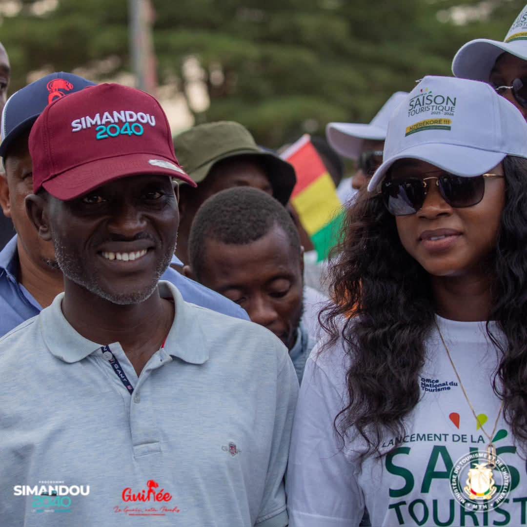 Saison touristique 2025 : N’Zérékoré devient la capitale culturelle et touristique de la Guinée forestière

La ville de N’Zérékoré accueille, du 21 au 23 novembre 2025, la quatrième édition de la saison touristique sous le thème : “Simandou, une mine d’opportunités pour un développement durable”. L’événement, organisé par le ministère du Tourisme et de l’Hôtellerie et l’Office National du Tourisme (ONT), vise à mettre en lumière le potentiel culturel, économique et naturel de la région forestière.

En procédant au lancement officiel des activités, le secrétaire général du ministère du Tourisme et de l’Hôtellerie, Souleymane Douno Keïta, a salué la mobilisation exceptionnelle des autorités locales et des populations de N’Zérékoré.

« Nous sommes très heureux d’être à N’Zérékoré pour cette quatrième édition de la saison touristique. L’accueil chaleureux, la qualité des prestations et l’engagement des acteurs locaux montrent que l’ONT ne s’est pas trompé en choisissant cette ville. N’Zérékoré incarne la diversité culturelle et touristique que nous voulons promouvoir pour renforcer l’image de la Guinée. »

Le responsable a rappelé que le secteur touristique bénéficie déjà d’un regain d’intérêt notable, soutenu par les transformations en cours dans le pays, notamment autour du mégaprojet Simandou. Selon lui, cette dynamique crée des retombées qui dépassent largement le secteur minier.

« Depuis trois ans, la fréquentation de la Guinée a presque triplé et il est clair qu’avec l’entrée en exploitation du projet Simandou, ce mouvement va s’amplifier. Les visiteurs viennent travailler mais cherchent aussi à découvrir la nature, la culture et les réalités locales. Nous devons créer les conditions pour faire de la Guinée une destination durable et attractive pour tous. »

Durant ces trois jours d’activités, N’Zérékoré devient la vitrine du potentiel touristique de la Guinée forestière. Expositions, animations culturelles, circuits de découverte et rencontres professionnelles rythmeront cette édition, marquée par la présence de nombreux acteurs du secteur.

Souleymane Douno Keïta a réaffirmé l’engagement du ministère à soutenir la promotion touristique de la région et à renforcer la visibilité de N’Zérékoré comme destination nationale et internationale.

« Pendant trois jours, N’Zérékoré sera la capitale de la culture et de la promotion des sites touristiques de la Guinée forestière. Le ministère du Tourisme et l’ONT ne ménageront aucun effort pour valoriser cette destination. Nous remercions les autorités, les sages et toutes les corporations pour l’accueil réservé à notre caravane, symbole d’une Guinée touristique en pleine renaissance. »

Avec un thème axé sur les retombées économiques et sociales du projet Simandou, cette édition met en avant une vision : faire du tourisme un secteur moteur du développement durable en Guinée. Le pari pour 2025 est clair : transformer l’essor économique en opportunités pour les jeunes, les entreprises locales et l’ensemble des communautés de la région forestière.