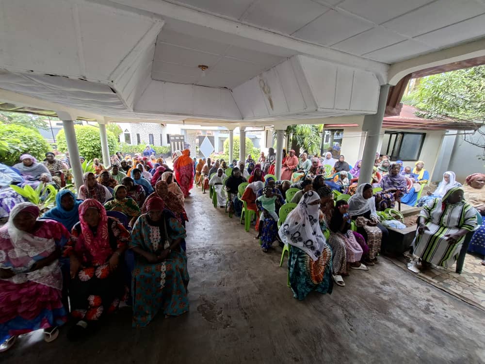 Ratoma: deux mouvements et leur parrain Kabinè Daiwara chez l’Ambassadeur de la Paix, Djeriba Diaby sur fons de soutien à Mamadi Doumbouya