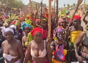 Kankan : Des femmes manifestent torse nu contre la transhumance à Tôron Banankô