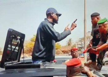 Tensions frontalières : Mamadi Doumbouya remet le drapeau national au dernier contingent militaire