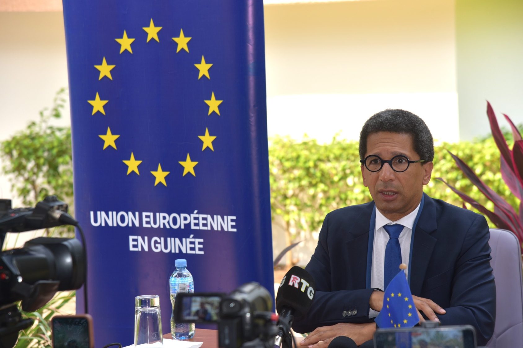 L'Union européenne «déplore la dissolution de 40 partis politiques» en Guinée