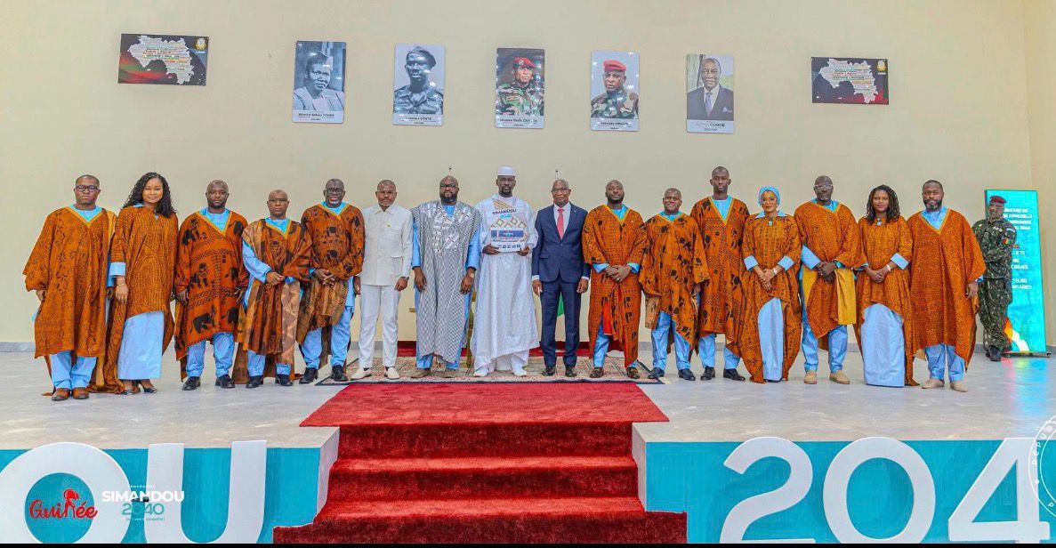 Honneurs : le ministre secrétaire Général de la Présidence, le Général Amara CAMARA et le ministre Directeur de cabinet de la PrésidenceM. Djiba DIAKITÉ, distingués par Son Excellence Monsieur le Président de la République, Mamadi DOUMBOUYA