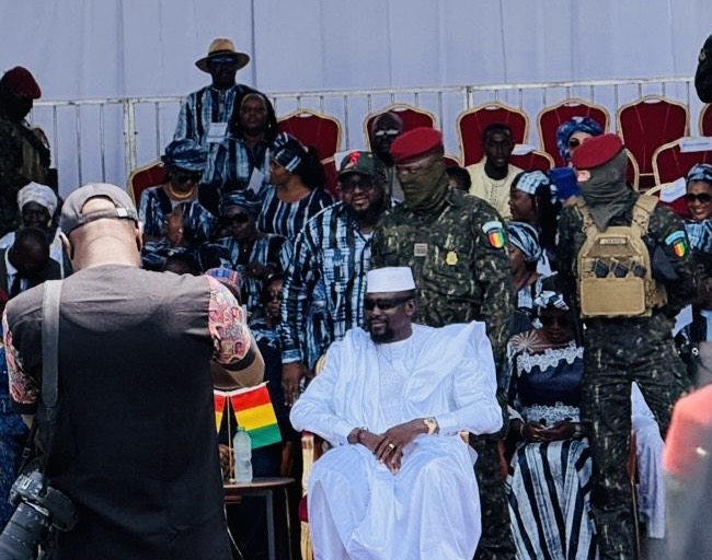 La célébration en différé de la Journée internationale de la Femme a réuni ce mercredi 15 avril 2026, une foule impressionnante de femmes au Stade Petit Sory de Nongo. À cette occasion solennelle, le Président de la République, Mamadi Doumbouya, a marqué sa présence, témoignant de l’engagement ferme de l’État envers la cause féminine. Le thème retenu cette année, « Assurer et renforcer l’accès à la justice pour toutes les femmes et les filles », met en lumière une réalité encore préoccupante. Dans son allocution, la Ministre de la Famille, de la femme et des solidarités a salué l’attention particulière accordée par le Chef de l’État aux femmes et aux filles guinéennes. « Votre présence ce matin témoigne de l’attention que nous accordons collectivement à la cause des femmes et des filles de notre pays, et plus spécialement celle de Monsieur le Président de la République, Monsieur Mamadi Doumbouya », a déclaré Patricia Adeline Lamah. Elle a rappelé que, dès son investiture, le Président a placé les femmes et les jeunes au cœur de son mandat, une orientation qui se concrétise progressivement dans l’action publique.« De nombreuses femmes rencontrent encore des difficultés pour faire valoir leurs droits en raison du coût des procédures, de l’éloignement des services, du manque d’information, mais aussi de la pression sociale », a-t-elle souligné. La Ministre est ensuite revenue sur les dysfonctionnements persistants entre les textes législatifs et leur application sur le terrain, tout en saluant les progrès réalisés. « Je voudrais exprimer ma reconnaissance à Son Excellence Monsieur le Président de la République pour l’attention particulière accordée à cette situation et pour l’issue favorable qui a été rendue possible », a-t-elle ajouté, évoquant notamment la libération récente de neuf femmes vulnérables lors d’une visite à la Maison centrale de Coronthie. Cette célébration renforce l’élan vers une Guinée plus inclusive, où aucune partie de la population n’est laissée pour compte. François Lelano 621498176