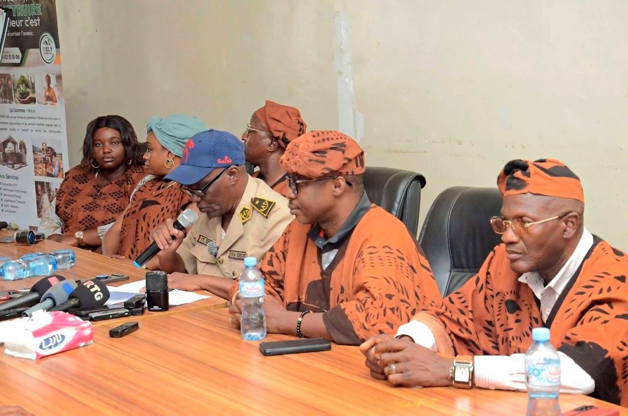 Nzérékoré : la Radio rurale franchit un cap décisif et dévoile une feuille de route ambitieuse à l’issue de sa 27ème revue annuelle Clôturée le 25 avril 2026 à Nzérékoré, la 27ème revue annuelle de la Radio rurale de Guinée a réuni les responsables des 40 stations du pays autour d’un objectif commun : renforcer l’impact de ce média de proximité au cœur des communautés. Entre bilan, perspectives et engagements, la rencontre débouche sur des recommandations structurantes pour l’avenir du réseau. Lancée le 20 avril, cette rencontre stratégique a permis aux chefs de stations venus des quatre coins du pays de dresser un état des lieux du fonctionnement du réseau, tout en esquissant les contours de ses futures orientations. Devant les autorités administratives régionales, la direction générale et les professionnels du secteur, la porte-parole des participants, Nene Ousmane Diallo, cheffe de station de la radio rurale de Mali, a ouvert la séquence des allocutions en exprimant la reconnaissance collective des acteurs du réseau. « Les participants à la 27ème revue annuelle de la radio rurale de Guinée adressent leurs sincères remerciements aux autorités pour les multiples efforts déployés en faveur du bon fonctionnement de la radio rurale de Guinée. Ils expriment leur profonde gratitude au ministre de la Communication, de l’Économie numérique et de l’Innovation, M. Mourana Soumah, qui sans son accord, rien ne pouvait être possible. Nous lui adressons nos sincères reconnaissances pour son engagement en faveur du développement des médias ruraux. Saluent également la vision et le leadership du directeur général de la radio rurale de Guinée, M. Ibrahima Sory Cissé et son équipe pour les efforts constants dans la promotion de la radio rurale au service des communautés. Félicitent l'ensemble des cadres et travailleurs de la radio rurale de Guinée pour leur professionnalisme, leur développement. » Dans la même dynamique, elle a réaffirmé la détermination des stations à jouer pleinement leur rôle dans le développement local. « Les participants réaffirment leur engagement à renforcer le rôle de la radio rurale dans la prise en compte des préoccupations de la femme rurale, les vies essentielles du développement local. Nous nous engageons à œuvrer pour le développement des communautés. » Prenant la parole à son tour, le Directeur général de la Radio rurale de Guinée, Ibrahima Sory Cissé, a salué la mobilisation exemplaire des participants, tout en rendant hommage à l’organisation locale. « Grâce à votre engagement nous avons pu mener une revue dans une parfaite réussite. Je voudrais aussi vous saluer, au nom de l'ensemble de l'équipe de la direction générale, pour le respect que vous avez fait montre à notre endroit. Le fait d'être en uniforme sans qu'on ne vous mette à disposition aucun franc ce matin nous montre à suffisance que la radio rurale de Guinée est une famille. Que chacun d'entre vous soit remercié et félicité pour cette marque de respect. Les 40 stations de radio rurale de Guinée ont participé aux activités de la revue annuelle de Nzérékoré avec détermination. » Au-delà des satisfactions, cette 27ème édition aura surtout été marquée par l’adoption de recommandations majeures, destinées à renforcer l’efficacité du réseau. Le directeur général en a détaillé les grandes lignes, insistant sur la nécessité d’une modernisation continue. « Durant une semaine, nous avons passé à revue les points de succès, les points à revoir durant l'année écoulée pour le perfectionnement de notre institution. Il y a eu des avancées certes, mais il y a aussi des défis à relever. C'est pourquoi je salue l'intégration de l'une des demandes fortes du ministre de la Communication, de l'Économie numérique et de l'Innovation, son excellence Mourana Soumah, qui est celle d'intégrer prochainement dans nos différentes grilles de programmes la communication autour du programme Simandou 2040, véritable point de succès pour le gouvernement guinéen. » Poursuivant, il a mis en avant les efforts d’équipement et les perspectives d’investissement. « Il faut aussi noter les points de réussite et de succès de la performance du gouvernement guinéen. Il s'agit surtout de l'injection de quelques équipements de diffusion, notamment des émetteurs dans le réseau des radios rurales. Les équipements de collecte, les motos notamment, sont déjà disponibles. Dans quelques semaines, nous allons inviter les chefs de station ou leurs représentants à Conakry pour que la remise de ces moyens de mobilité soit effectuée par le chef de département. » Autre annonce majeure : l’extension du réseau avec de nouvelles infrastructures. « L'autre point significatif de la revue de Nzérékoré, c'est l'annonce de la construction avec toutes les commodités de quatre stations de radios rurales dans les préfectures de Coyah, Dubréka, Beyla, mais aussi dans la région administrative de Lola. » Enfin, il a évoqué les attentes exprimées par les participants, notamment en matière de logistique et de modernisation. « Il y a eu aussi des demandes formulées par nos chefs de station et l'ensemble des participants. C'est le cas de l'acquisition des moyens de mobilité tels que les pick-ups pour les stations de radio rurale. (…) Le ministre Mourana Soumah est engagé à mettre tout en œuvre pour améliorer les conditions de travail et d'existence de nos différentes stations. Enfin, l’autre recommandation est aussi la modernisation des équipements des 40 radios rurales, l’amélioration de la couverture territoriale, ainsi que l’adaptation aux nouvelles technologies de l’information et de la communication. » Clôturant officiellement les travaux, le Directeur de cabinet du gouvernorat de Nzérékoré, Tidiane Soumah, a salué l’engagement des professionnels du secteur, tout en réaffirmant le soutien des autorités. « Votre contribution demeure essentielle dans la diffusion des politiques publiques, la promotion des bonnes pratiques agricoles et le renforcement du tissu social au sein de nos communautés. Les recommandations issues de vos travaux constituent désormais une base solide pour améliorer davantage la performance de la radio rurale et accroître son impact sur le développement local. Je vous invite à poursuivre cette dynamique, à consolider les acquis et à continuer à innover dans un esprit de collaboration et de responsabilité partagée. Le gouvernement, pour sa part, réaffirme sa volonté d'accompagner toutes les initiatives visant à faire de la radio rurale un outil toujours plus performant au service du développement. » À noter que la ville de Boké a été désignée pour accueillir la 28ème édition de cette revue annuelle. De retour de Nzérékoré, Abdoulaye Bouka Barry pour rtgguinee.info