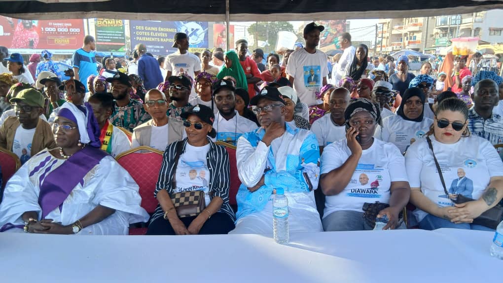 Ratoma: Déclaration du directoire de campagne du parti pour le progrès et le changement (PPC) ​Le Directoire de campagne du Parti pour le Progrès et le Changement (PPC), au nom de son candidat tête de liste M. Kabinet Diawara, adresse ses sincères remerciements à l’ensemble des concitoyennes et citoyens, nos militants, sympathisants, jeunes, femmes, sages de la commune de Ratoma pour leur mobilisation exceptionnelle, leur engagement et leur confiance grandissante en faveur de notre candidat et de son programme. ​Depuis le lancement de cette campagne, vous avez démontré que Ratoma aspire à un changement profond, à une gouvernance responsable, à plus de justice sociale, à l’emploi des jeunes, à l’assainissement, à la promotion de la réinsertion sociale et à l’autonomisation des femmes au sein de notre commune. ​Cependant, nous sommes désagréablement surpris de la sortie controversée de nos concurrents, en manque d’arguments et incapables de battre campagne compte tenu de l’extrême gravité de la gestion opaque et à sens unique de la commune, au regard des problèmes auxquels la commune de Ratoma fait face aujourd’hui, notamment l’insalubrité malgré les efforts louables du président de la République et de son gouvernement. Monsieur Kabinet Diawara ne peut et ne sera jamais un adversaire ou opposant de la GMD ; il a été d’ailleurs, pour preuve, parrain de plus de 114 mouvements et associations de jeunes et de femmes, et plus loin, parrain du Directoire de la GMD qui était géré par le plaignant d’aujourd’hui, lesquels soutenaient le président lors des élections présidentielles du 28 décembre 2025. Il est donc inadmissible, voire inacceptable, pour des personnes douées d’intelligence de le traiter d’opposant farouche à la GMD. Cette expression ne peut résulter que d'individus à petite réflexion. ​Nous comprenons l’état d’âme de cet individu qui se réclame Directeur de campagne dans son expression peu académique pour s’attaquer à Monsieur Kabinet Diawara. En lieu et place de proposer des solutions, il préfère la diversion, voire même la distraction. ​Notre détermination, notre courage et notre présence massive sur le terrain constituent aujourd’hui la plus grande inquiétude du groupe qui s’agrippe au nom du président pour tromper les citoyens et citoyennes de Ratoma. C’est le peuple de Guinée qui respecte la GMD. ​Cette mobilisation populaire, notamment au rond-point d’Hamdallaye, confirme que notre projet politique répond aux véritables préoccupations des citoyens de Ratoma. ​Par ailleurs, le PPC, membre de la coalition pour la mouvance présidentielle, dénonce avec fermeté les actes de diffamation, de calomnie et de manipulation orchestrés par quelques individus isolés, manifestement en manque de vision et de stratégie de campagne. ​Face à l’adhésion populaire que suscite notre candidat, certains, au lieu de justifier leur gestion catastrophique à la tête de la mairie et leur manque de considération envers les citoyens de Ratoma, ont choisi la désinformation et les attaques personnelles au détriment du débat démocratique et des préoccupations réelles des populations de la commune. ​Le Directoire tient à rappeler que la politique doit rester un cadre de confrontation d’idées, de projets et de programmes, et non un espace de haine, d’intoxication et de division. ​Nous appelons nos militants et sympathisants au calme, à la responsabilité et à la discipline. Notre réponse aux attaques restera la proximité avec les citoyens, le travail de terrain et la défense d’un projet crédible pour Ratoma. ​Ensemble, poursuivons la mobilisation dans la paix, la dignité et la détermination pour construire une commune de Ratoma plus propre, plus sûre, plus juste et plus prospère. ​La division n’a plus sa place en République de Guinée. ​Si Monsieur Kabinet Diawara était réellement un opposant farouche à la GMD, quelle aurait été la position du plaignant, à l’époque Directeur de campagne de la GMD, pour avoir travaillé avec lui en qualité de parrain du même Directoire à Ratoma… ? Nous voulons comprendre. Vive Ratoma ! Vive le PPC ! Vive la coalition pour la mouvance présidentielle La victoire du peuple est en marche ! Je vous remercie !