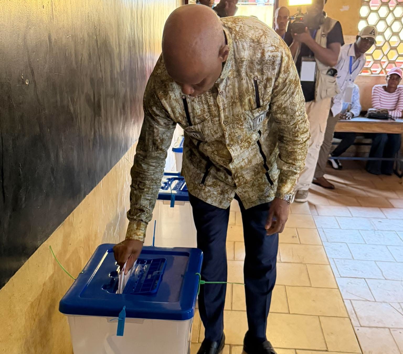 Élections législatives et communales : le Président de la HAC a voté à Matoto