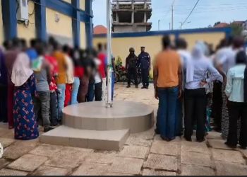Guinée : la police démantèle un présumé réseau d&rsquo;escroquerie à Tombolia, 57 personnes interpellées