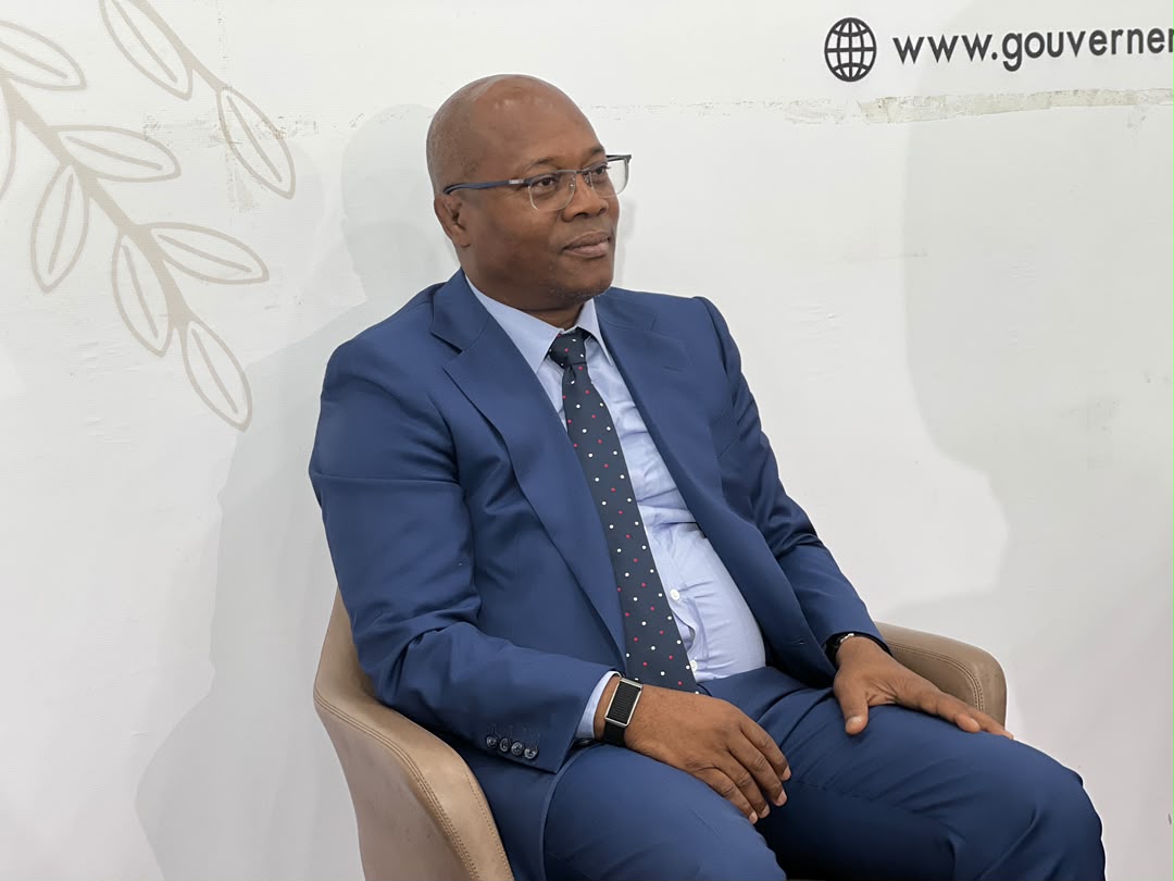 Ousmane Gaoual: Cellou Dalein "est libre de rentrer en Guinée mais..." Puisque certaines autorités parlent de fin de la transition, un journaliste a demandé ce lundi au ministre Ousmane Gaoual Diallo, porte-parole du gouvernement si Cellou Dalein Diallo et Sidya Touré pouvaient maintenant rentrer au pays.  "Est-ce qu'il y a une disposition dans notre pays qui empêche Dalein de rentrer", s'interroge le ministre dans sa réponse.  "Non, je ne crois pas que c'est quelqu'un à qui on a dit tu ne rentre pas en Guinée . Il est libre de rentrer en Guinée mais ça c'est sa propre liberté. Après, c'est lui qui si je rentre on va me questionner à la justice. Ah oui, si tu rentre, si la justice estime qu'on doit te questionner on va te questionner mais ça ce n'est pas l'exile parce que tu n'est pas interdit de ton séjour", ajoute-t-il. Dans sa réponse, le ministre n'a manqué d'ajouter que la prison n'est pas faites pour une catégorie de personne et que chacun devait assumer ses actes. Une invite subtile faite à Cellou de faire face à ses prétendus ennuis judiciaires.  M'bonet 