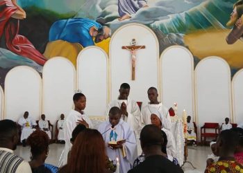 Assomption : Le vicaire de la paroisse Saint-Jacques de Lambanyi appelle à la paix et l&rsquo;amour entre les Guinéens