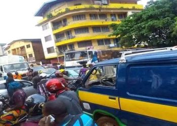 Transport urbain à Conakry : les usagers dénoncent la pénurie de taxis et les trajets par tronçons