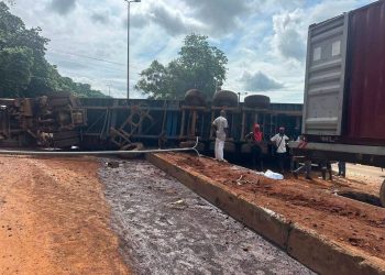 INCIDENT MAJEUR À TOMBOLIA : UN CAMION EN SURCHARGE ENDOMMAGE L’OUVRAGE