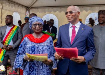 Dubréka : Amadou Oury Bah préside la remise de documents administratifs aux populations impactées par le projet de l’ENA