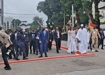 02 octobre: gerbes de fleurs, défilé civilo-militaire, invités…nos premiers constats